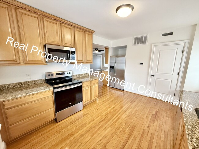 Building Photo - 2 bed 2 bath in Eugene Fields on The Plaza