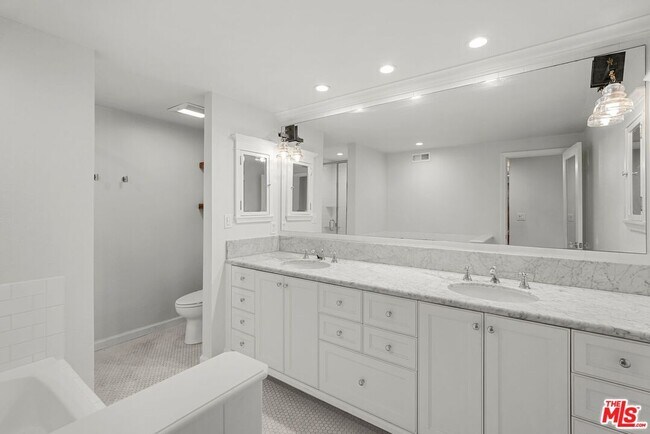 Building Photo - 10671 Holman Ave