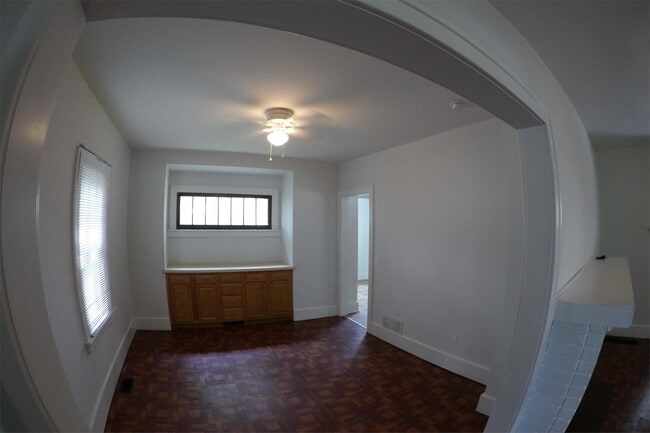 Building Photo - 915 Woodstock Ave