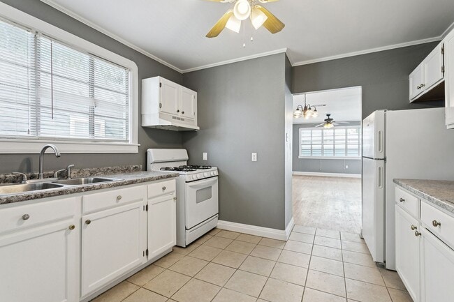 Building Photo - dsk638