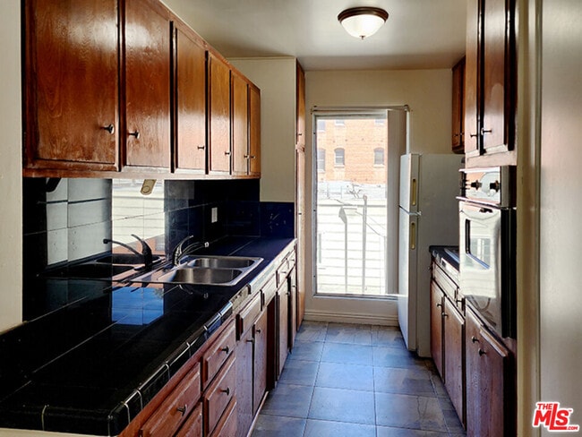 Building Photo - 425 S Kenmore Ave