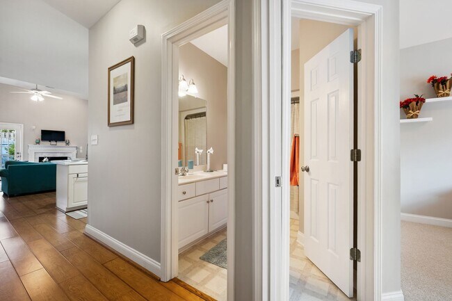 Building Photo - 2 Bed, 2 Bath SW Durham Townhome Near Duke and UNC * Mid or Long Term Rental