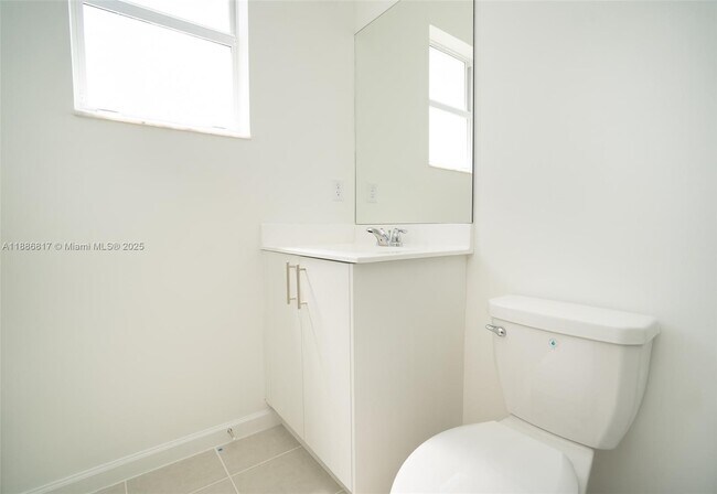 Building Photo - 2646 SE 27th Dr
