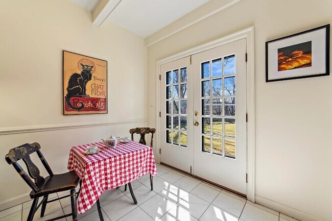 Building Photo - 2 Waverley Green