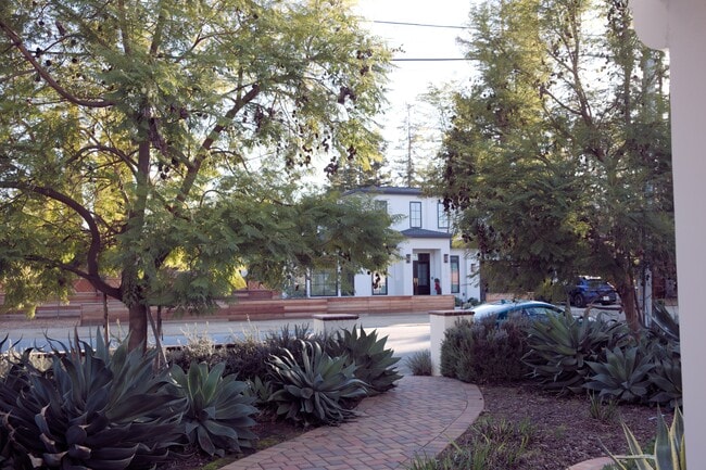 Building Photo - 1215 Altamead Dr