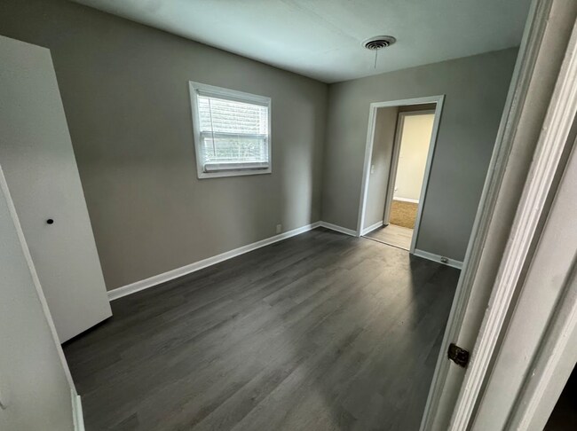 Building Photo - 1023 E Dixon St