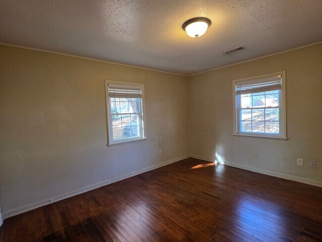 Building Photo - Charming 3 bedroom close to campus and I49