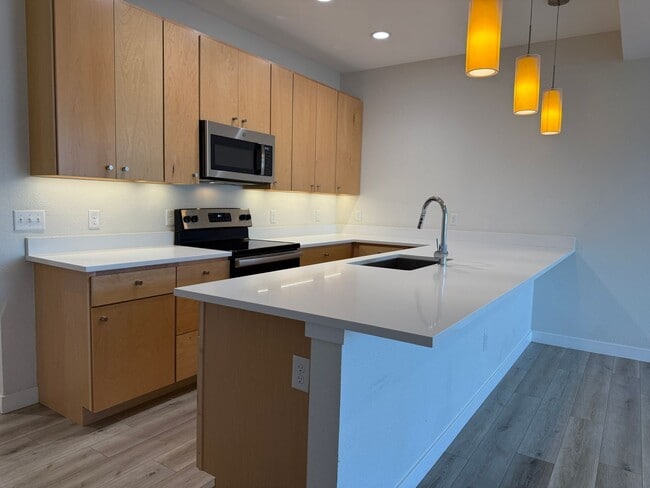 Building Photo - Fresh-Modern-Convenient 2/3/2 Twnhome