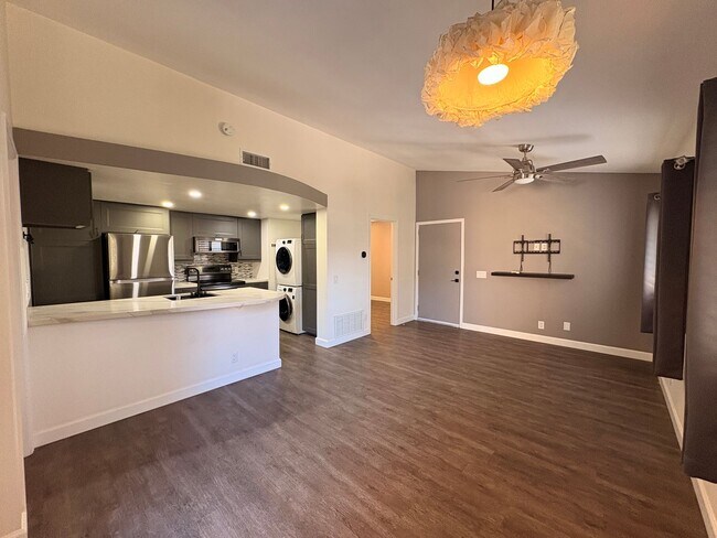 Building Photo - ***MOVE-IN SPECIAL*** AVAILABLE NOW! 2 Bedroom 2 bathroom upstairs unit located in Ontario