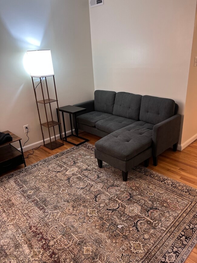 Building Photo - 735 Oakwood Rd