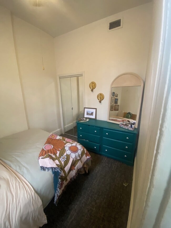 Building Photo - 955 W Dickens Ave