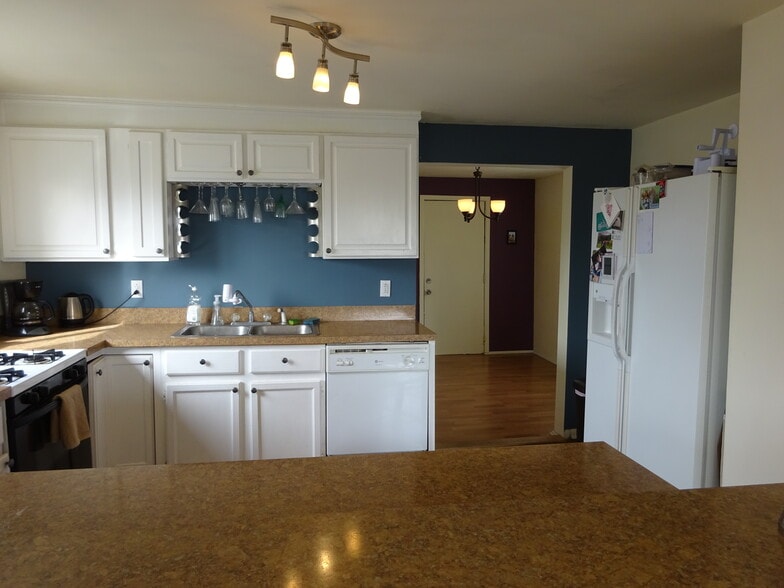 Building Photo - 1175 South Mariposa Street