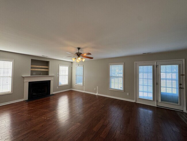 Building Photo - Spacious 3 Bed 2.5 Bath Home with Fenced Yard