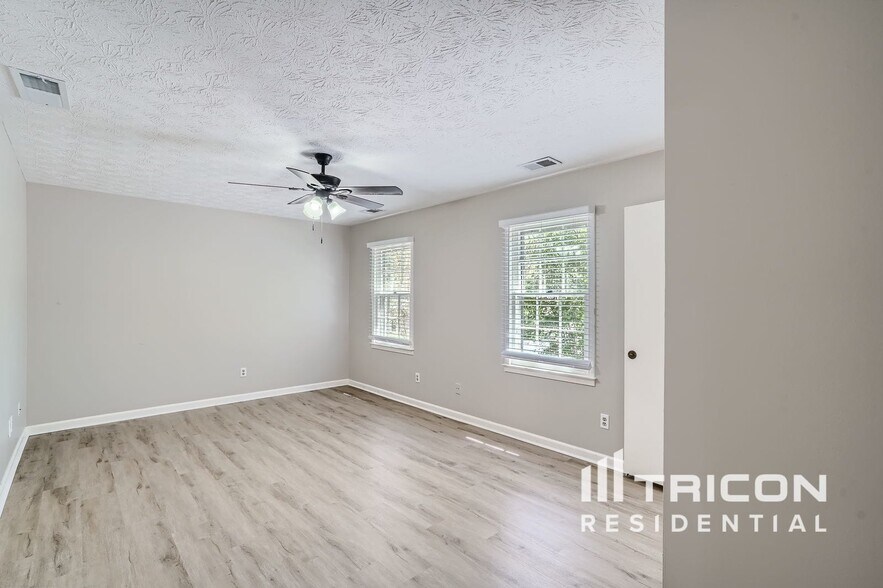 Building Photo - 3321 Manchester Dr SW