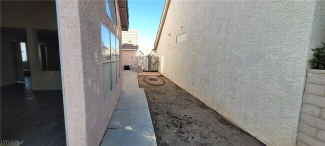 Building Photo - 6561 Avon Ct