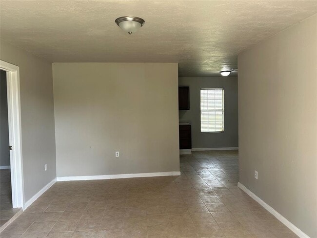 Building Photo - 8910 Strathmore Dr