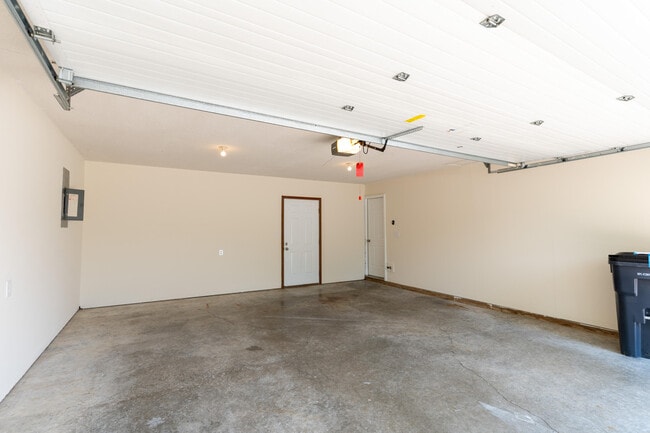 Building Photo - 2701 Poppy Way