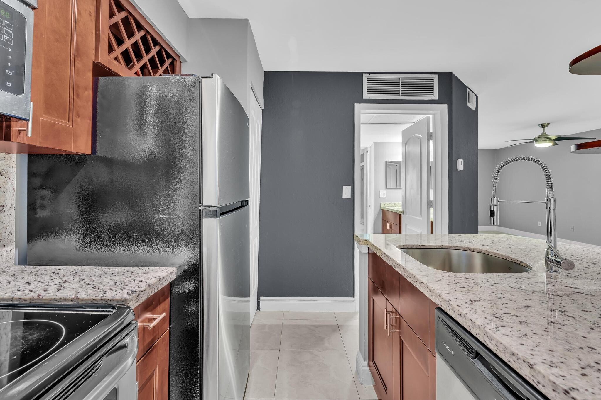 Building Photo - 2880 N Oakland Forest Dr
