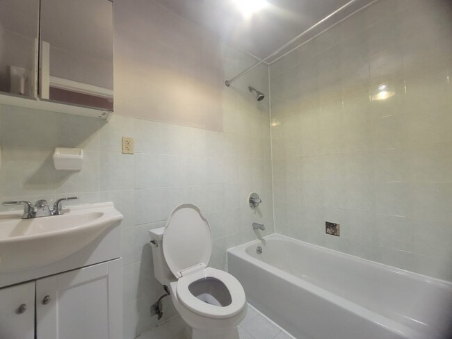 Building Photo - 29 Monaco Pl