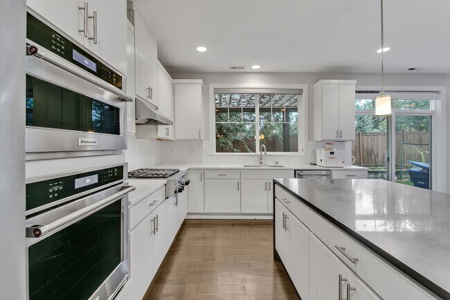 Building Photo - Sophisticated and Luxurious