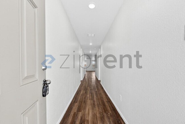 Building Photo - 900 Wildflower St