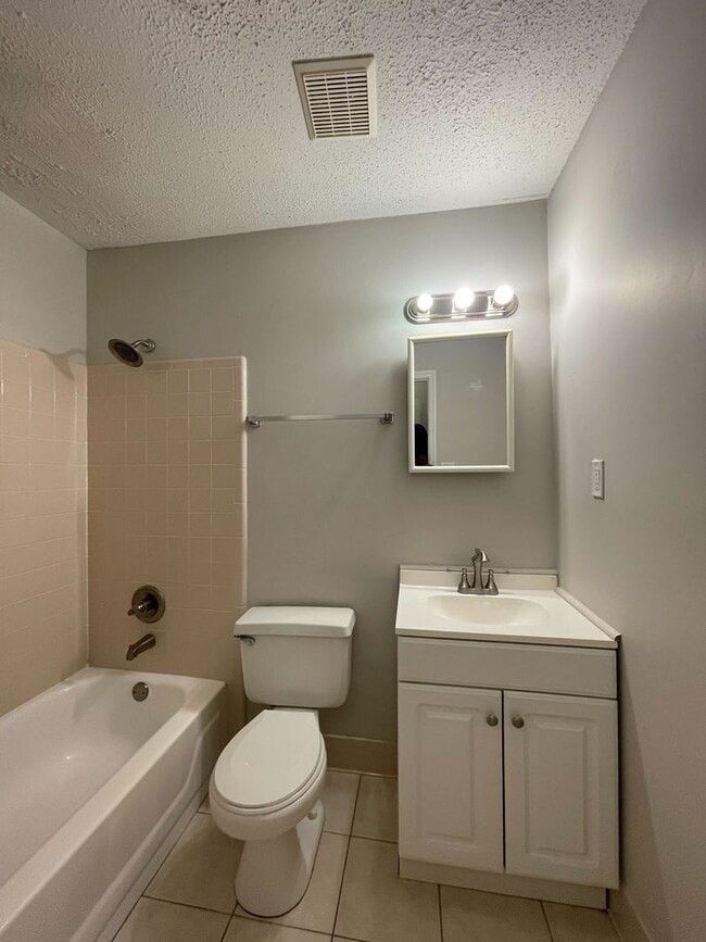 Building Photo - 6646 Pinebrook Dr