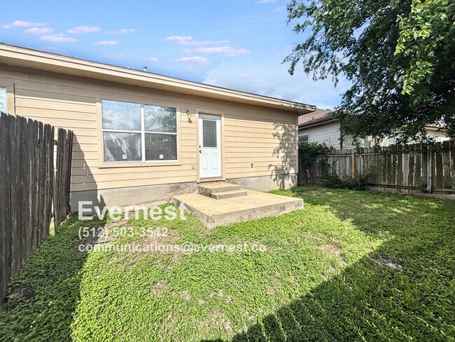Building Photo - Charming 3-Bedroom Home in a Convenient Ne...