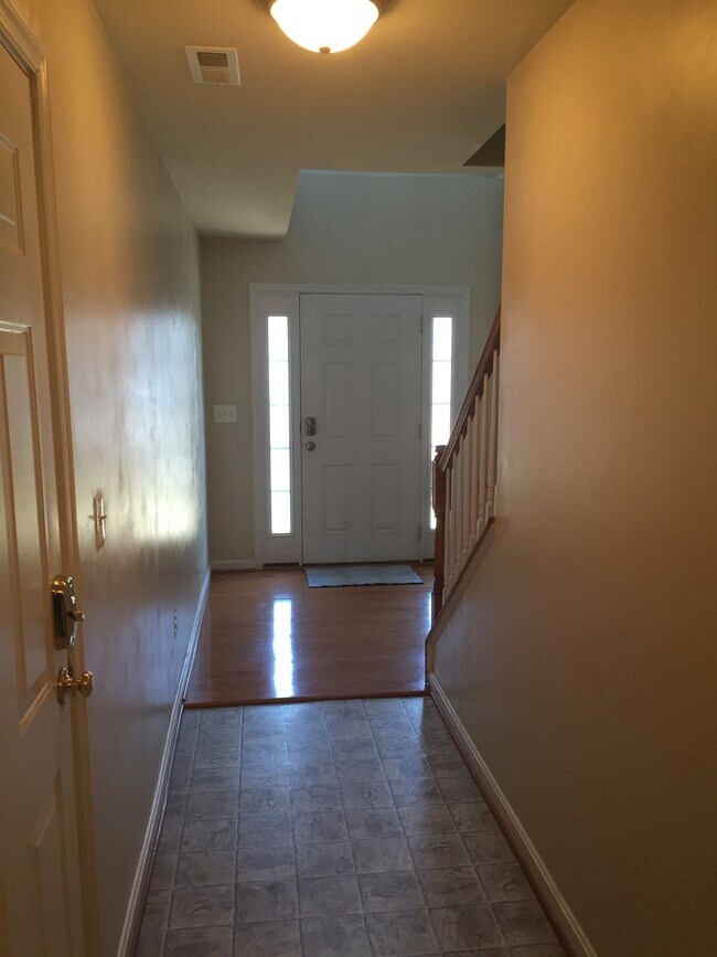 Building Photo - COZY TOWNHOUSE - Minutes to Quantico