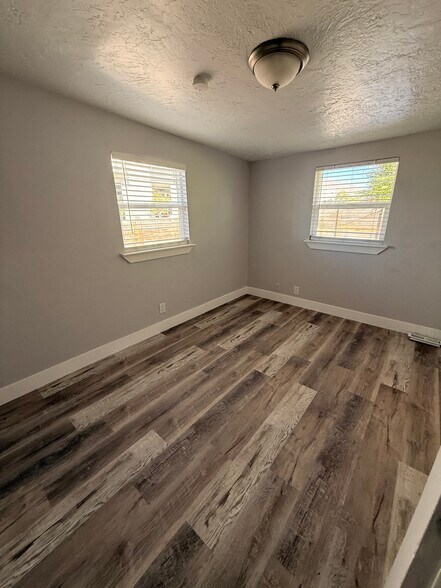 Building Photo - 1085 S 200 W