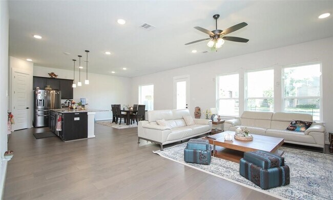 Building Photo - 2103 Pueblito Dr