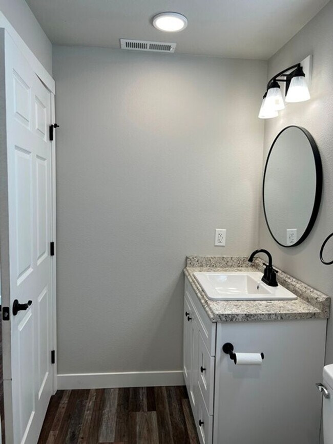 Building Photo - 3Bd/2Ba Two Story House - Available Now!