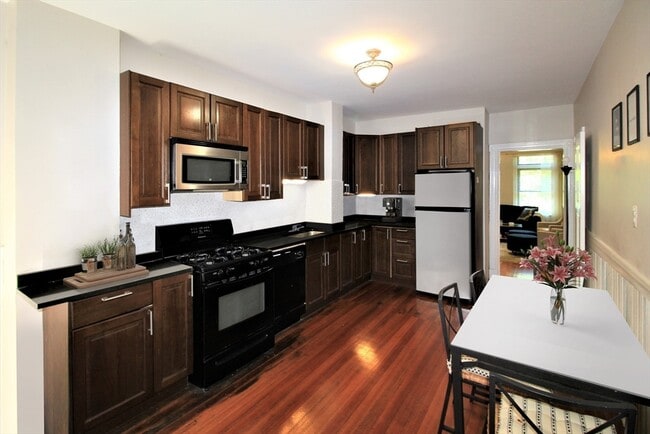 Building Photo - 1805 Beacon St