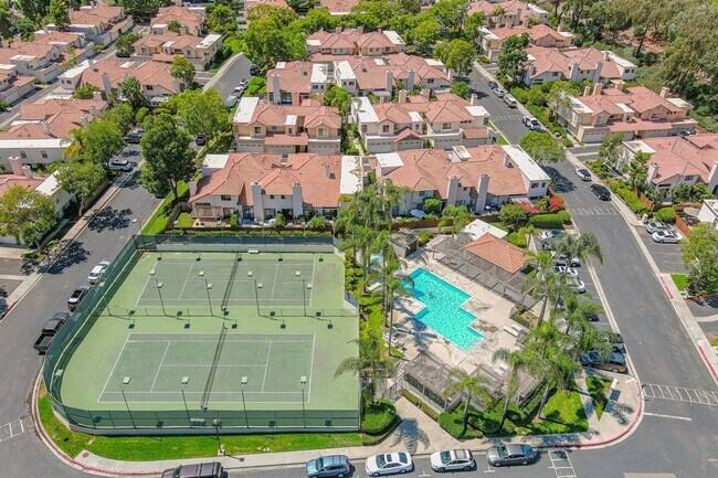 Building Photo - Spacious 3BR/3BA Townhome  | Pool, Tennis & Easy Access to Everything