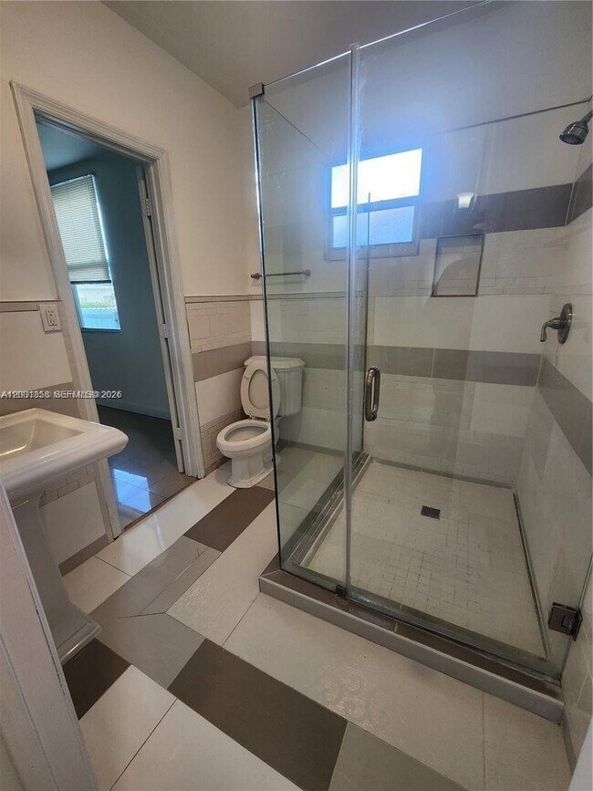 Building Photo - 1726 SW 25th Ave