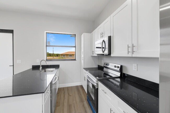 Building Photo - 8014 Mangrove Cir