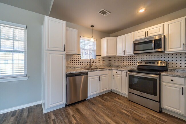 Building Photo - Gorgeous 3 Bedroom 2 Bathroom Home in Fort Smith