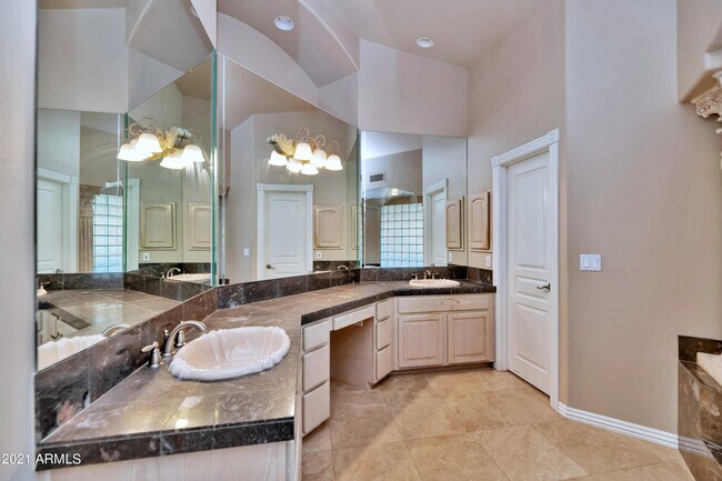 Building Photo - 1101 E Brook Hollow Dr