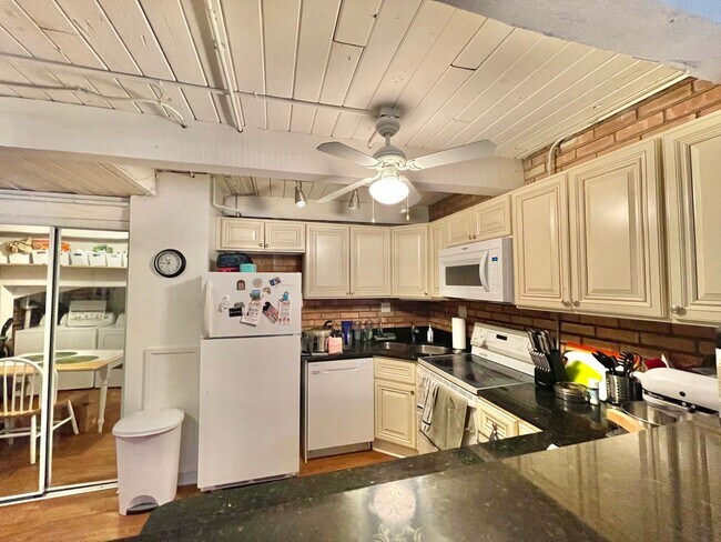 Building Photo - 806 S Loomis St