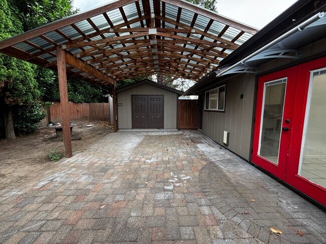 Building Photo - Charming Marysville Rambler-Style Duplex