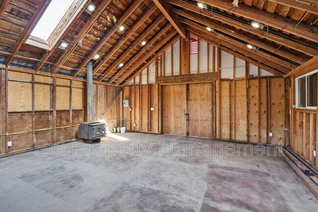 Building Photo - 1005 Summit Rd