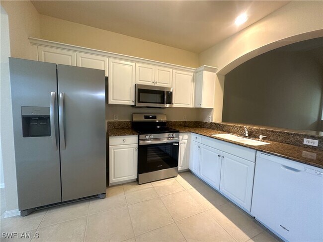 Building Photo - 1320 Charleston Square Dr