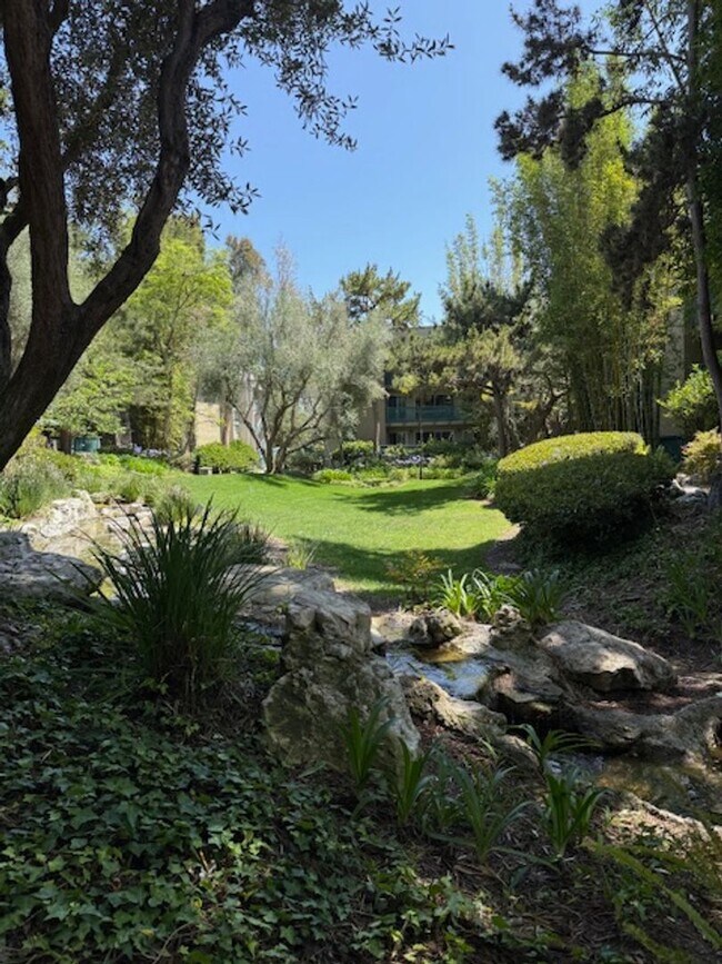 Building Photo - Top floor, 1 Bedroom, 1 Bath Condo in Ston...