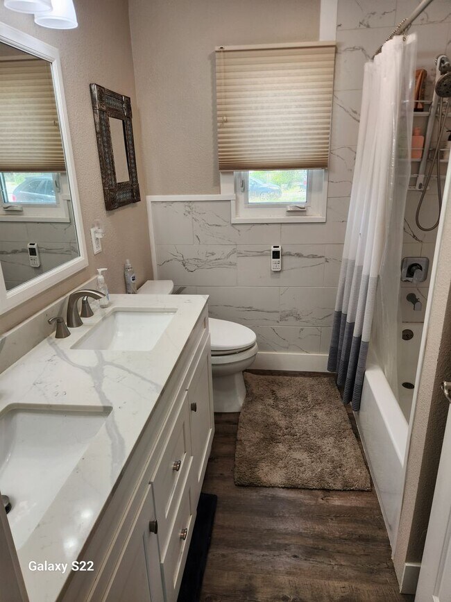 Building Photo - Beautiful home in a private country setting - Lots of light, Great Location.