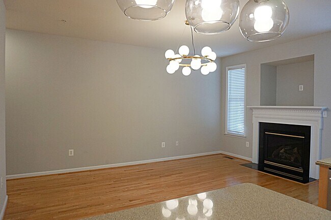 Building Photo - Exquisite Townhouse in Orchard Run Germantown
