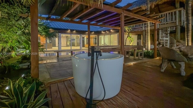 Building Photo - 2440 N Shore Terrace