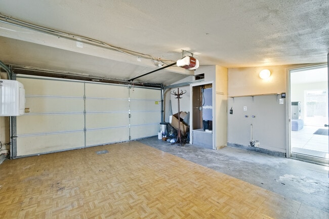Building Photo - 2782 Sleepy Hollow Ave