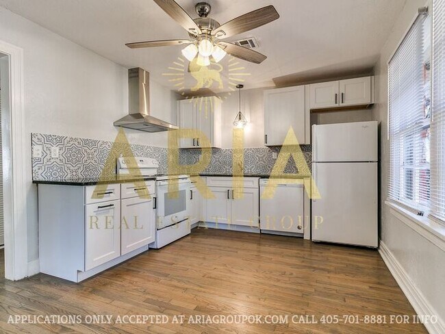 Building Photo - *AVAILABLE NOW!!* 2 Bed/2 Bath Duplex Supe...
