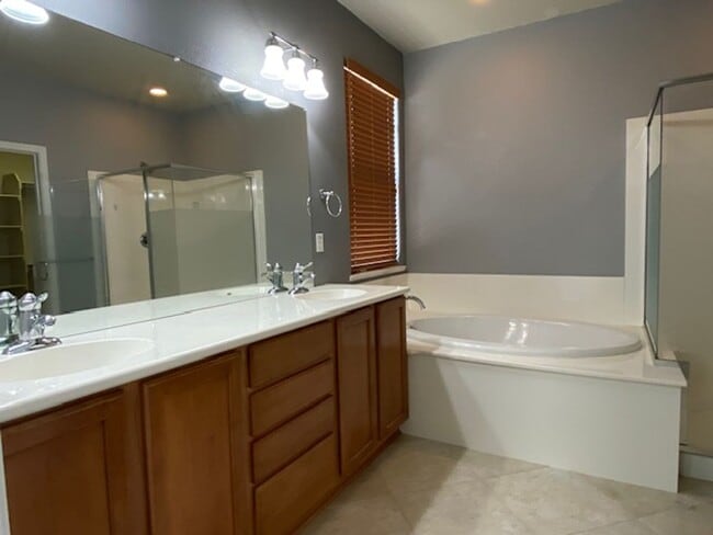 Building Photo - Cute Roseville home walking distance to Ki...