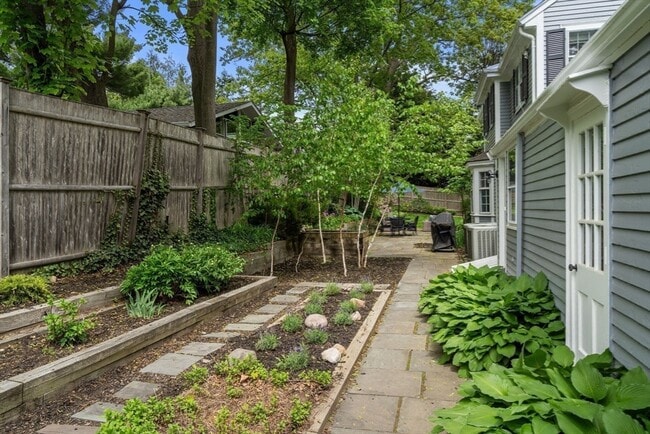 Building Photo - 205 Brattle St