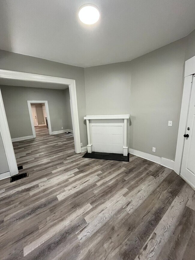 Building Photo - 2 Bedroom Home with Fenced in Backyard!